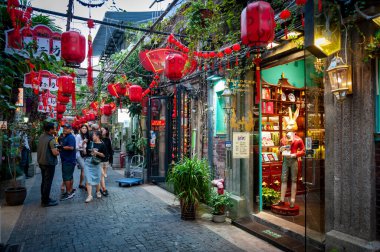 Şangay, Çin - Eylül 2019: Tianzifang, Şangay, Çin 'deki dar sokaklar boyunca butik dükkanlar, el sanatları mağazaları, moda sanat stüdyoları, kafeler, barlar ve restoranlar için popüler bir turizm merkezi.