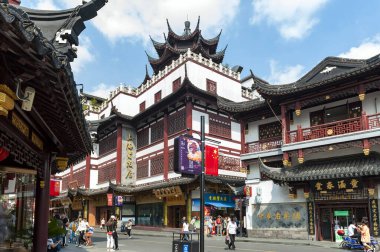 Şangay, Çin - Eylül 2019: Çin mimari tarzındaki eski binalar Çin 'in Şangay şehir merkezinde ünlü bir seyahat merkezi olan Yu Garden' ın bitişiğindeki Yuyuan Eski Caddesi 'ndeki modern alışveriş merkezlerine dönüştürüldü