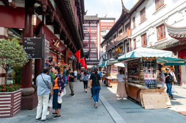 Şangay, Çin - Eylül 2019: Çin mimari tarzındaki eski binalar Çin 'in Şangay şehir merkezinde ünlü bir seyahat merkezi olan Yu Garden' ın bitişiğindeki Yuyuan Eski Caddesi 'ndeki modern alışveriş merkezlerine dönüştürüldü