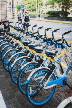 Şangay, Çin - Eylül 2019: Çin 'in Şangay kentinde bulunan bisiklet paylaşım pazarında popüler bir ulaşım hizmeti platformu olan Hellobike Company' den bisikletler.
