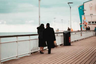 Rıhtımda yürüyen bir çift
