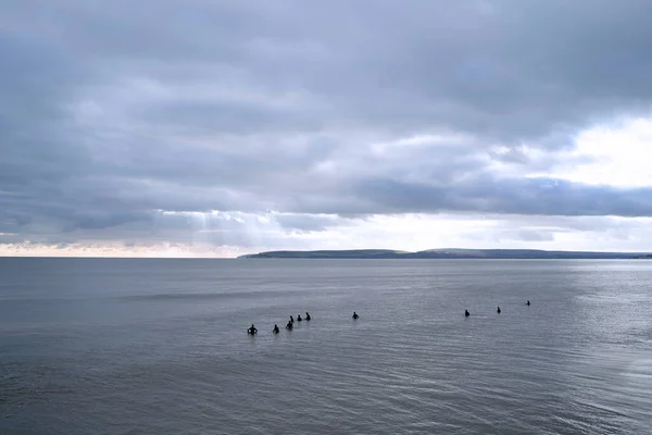 Vista Sull Oceano Una Giornata Nuvolosa Con Surfisti Acqua — Foto Stock