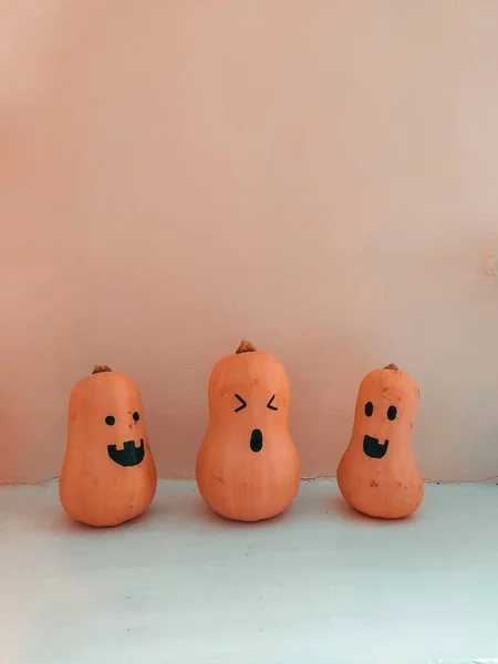 Yüzü ifadeli balkabaklarının dikey görüntüsü