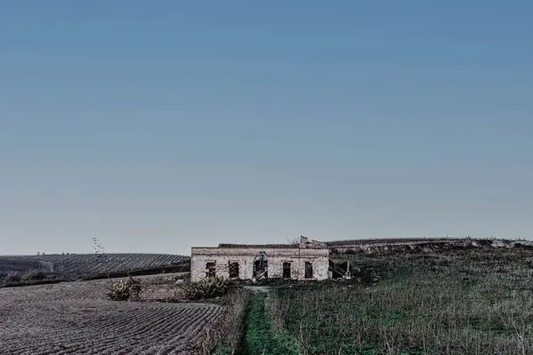 Kırsalda eski bir ev