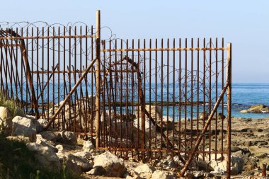 İsrail 'de bir şehir parkında dikenli tel örgü.. 
