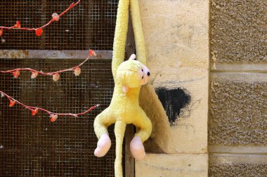 Şehir parkındaki oyun parkında spor yapma ve oynama figürleri.. 