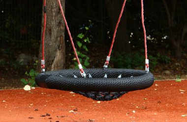 Şehir parkındaki oyun parkında spor yapma ve oynama figürleri.. 