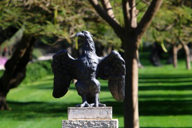 Şehir parkındaki oyun parkında spor yapma ve oynama figürleri.. 