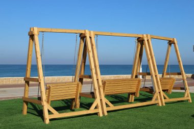 Şehir parkındaki oyun parkında spor yapma ve oynama figürleri.. 