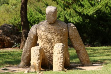 Şehir parkındaki oyun parkında spor yapma ve oynama figürleri.. 