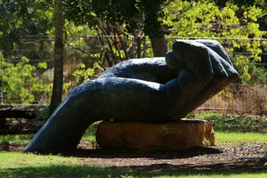 Şehir parkındaki oyun parkında spor yapma ve oynama figürleri.. 