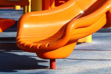 Şehir parkındaki oyun parkında spor yapma ve oynama figürleri.. 