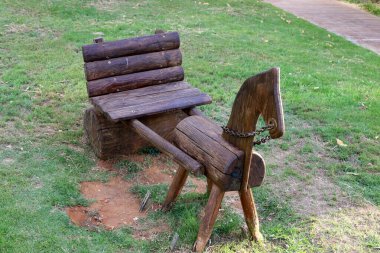 Şehir parkındaki oyun parkında spor yapma ve oynama figürleri.. 