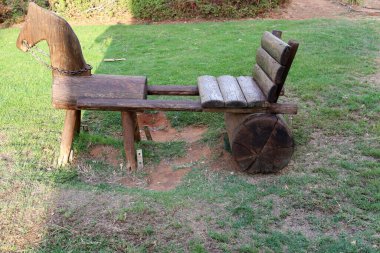 Şehir parkındaki oyun parkında spor yapma ve oynama figürleri.. 