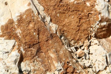 Taş yüzeyi ve taş dokusu yakından. Taşlar deniz kıyısındaki şehir parkında yatıyor. 