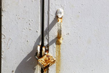 Metal bir çitin üzerindeki kilit güvenlik ve özgürlüğe getirilen kısıtlamaların sembolüdür. Seçici odak. 