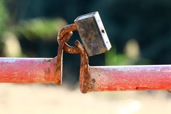 Ett Lås Ett Metallstängsel Symbol För Säkerhet Och Inskränkningar Friheten — Stockfoto