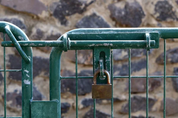 Κλειδαριά Μεταλλικό Φράχτη Είναι Σύμβολο Ασφάλειας Και Περιορισμού Της Ελευθερίας — Φωτογραφία Αρχείου
