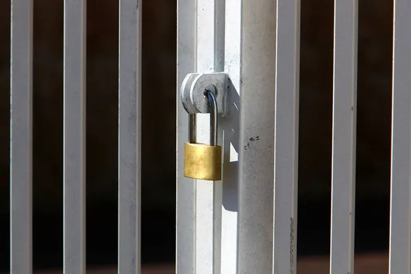 Lock Metal Fence Symbol Security Restrictions Freedom Selective Focus — Stock Photo, Image