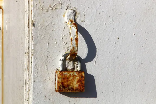 金属栅栏上的锁象征着安全和对自由的限制 有选择的重点 — 图库照片