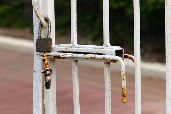 金属製の柵の上のロックは 自由へのセキュリティと制限の象徴です 選択的焦点 — ストック写真