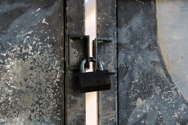 Κλειδαριά Μεταλλικό Φράχτη Είναι Σύμβολο Ασφάλειας Και Περιορισμού Της Ελευθερίας — Φωτογραφία Αρχείου