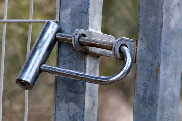 Metal Bir Çitin Üzerindeki Kilit Güvenlik Özgürlüğe Getirilen Kısıtlamaların Sembolüdür — Stok fotoğraf