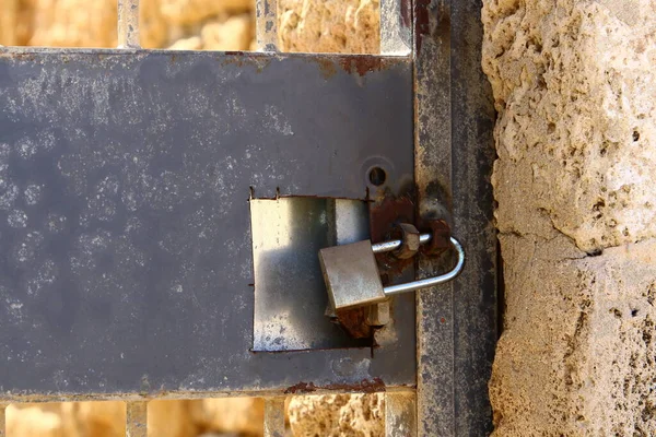 Een Slot Een Metalen Hek Een Symbool Van Veiligheid Beperking — Stockfoto