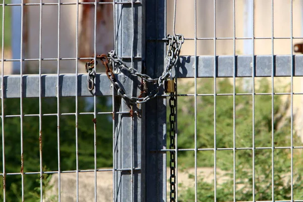 Ett Lås Ett Metallstängsel Symbol För Säkerhet Och Inskränkningar Friheten — Stockfoto