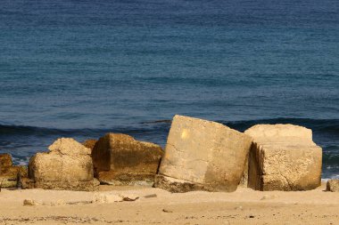 Akdeniz kıyılarındaki taşlar Kuzey İsrail 'de Nahariya sahilinde 