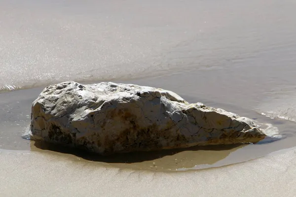 以色列北部地中海沿岸Nahariya海滩上的石子 — 图库照片