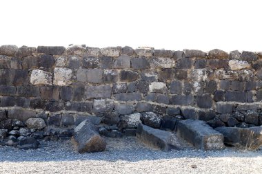 Kuzey İsrail 'in Golan Tepeleri' nin batı yamacındaki Tiberias Gölü kıyılarında büyük bir Bizans manastırı olan Kursi 'nin kalıntıları. Bazalt-volkanik kayadan yapılmıştır.. 