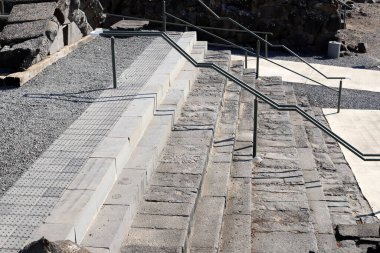 Kuzey İsrail 'in Golan Tepeleri' nin batı yamacındaki Tiberias Gölü kıyılarında büyük bir Bizans manastırı olan Kursi 'nin kalıntıları. Bazalt-volkanik kayadan yapılmıştır.. 