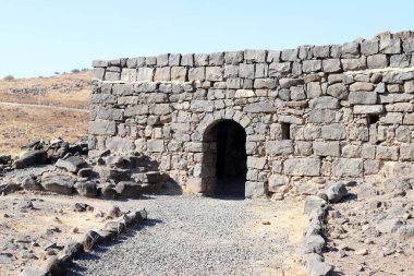Kuzey İsrail 'in Golan Tepeleri' nin batı yamacındaki Tiberias Gölü kıyılarında büyük bir Bizans manastırı olan Kursi 'nin kalıntıları. Bazalt-volkanik kayadan yapılmıştır.. 