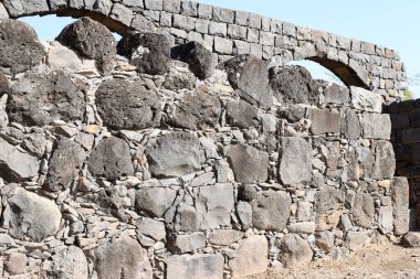 Kuzey İsrail 'in Golan Tepeleri' nin batı yamacındaki Tiberias Gölü kıyılarında büyük bir Bizans manastırı olan Kursi 'nin kalıntıları. Bazalt-volkanik kayadan yapılmıştır.. 