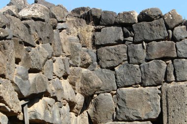 Kuzey İsrail 'in Golan Tepeleri' nin batı yamacındaki Tiberias Gölü kıyılarında büyük bir Bizans manastırı olan Kursi 'nin kalıntıları. Bazalt-volkanik kayadan yapılmıştır.. 