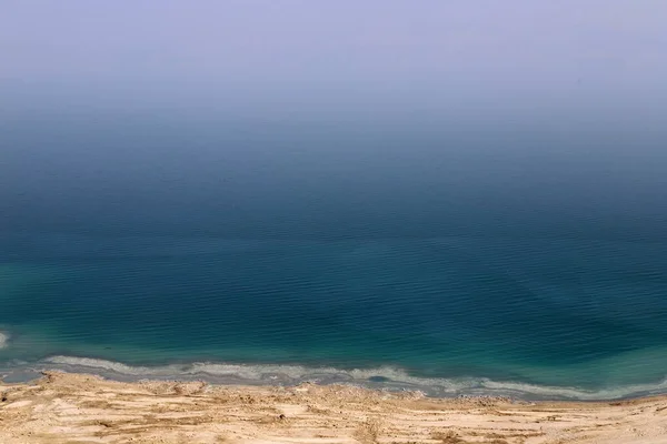 이스라엘 요르단 경계에 의사해 연안이었다 바닷가에 무기물 소금의 납골당 — 스톡 사진