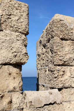 Kuzey İsrail 'deki Akdeniz üzerindeki antik Akko kentinin duvarları.. 