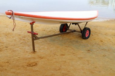 İsrail 'in güneyindeki Ölü (Tuz) Denizi kıyısındaki kumsal. Ölü Deniz - İsrail ile Ürdün arasında tuz gölü 