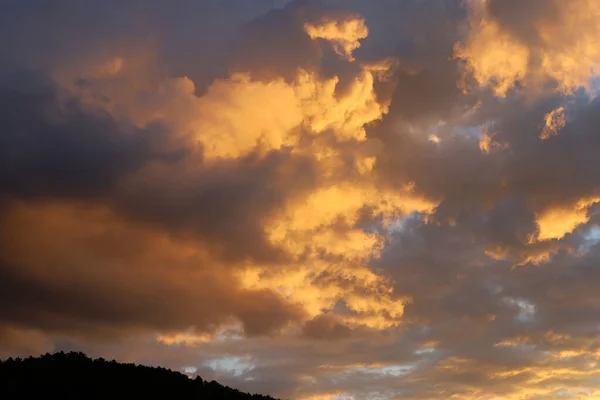 イスラエル北部の山の中で雨の雲 接近する雷雨の雲と嵐の空 — ストック写真