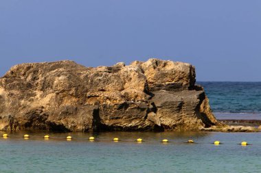 İsrail Devleti 'nin kuzeyindeki Akdeniz kıyılarındaki yüksek kayalıklar ve taşlar. 