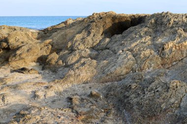İsrail Devleti 'nin kuzeyindeki Akdeniz kıyılarındaki yüksek kayalıklar ve taşlar. 