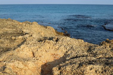 İsrail Devleti 'nin kuzeyindeki Akdeniz kıyılarındaki yüksek kayalıklar ve taşlar. 