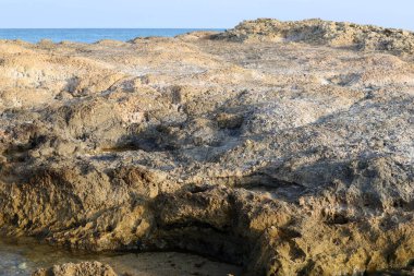 İsrail Devleti 'nin kuzeyindeki Akdeniz kıyılarındaki yüksek kayalıklar ve taşlar. 