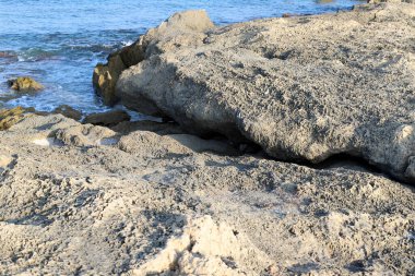 İsrail Devleti 'nin kuzeyindeki Akdeniz kıyılarındaki yüksek kayalıklar ve taşlar. 