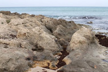 İsrail Devleti 'nin kuzeyindeki Akdeniz kıyılarındaki yüksek kayalıklar ve taşlar. 