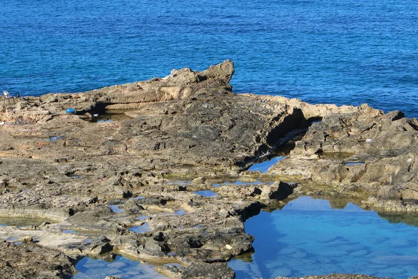 以色列国北部地中海沿岸的高高的悬崖和石子 — 图库照片