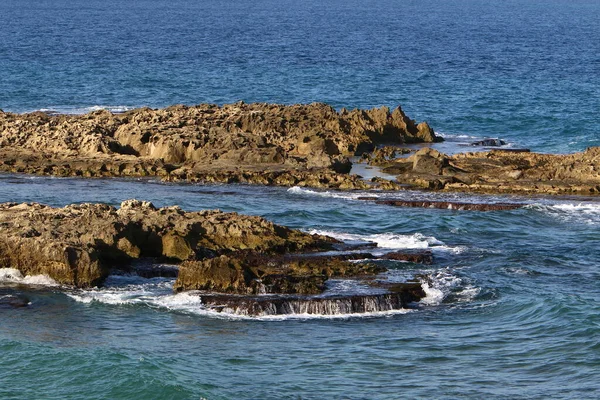 Υψηλά Βράχια Και Πέτρες Στις Ακτές Της Μεσογείου Θάλασσας Στα — Φωτογραφία Αρχείου