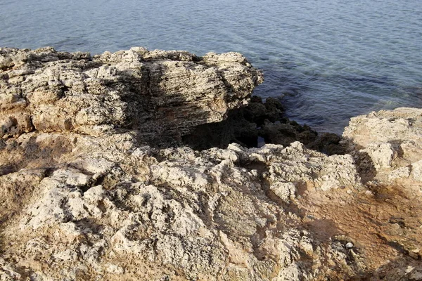 Υψηλά Βράχια Και Πέτρες Στις Ακτές Της Μεσογείου Θάλασσας Στα — Φωτογραφία Αρχείου