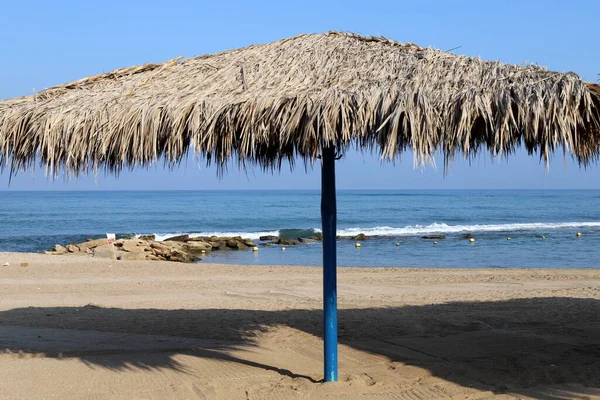 Dosel Para Protegerse Del Sol Abrasador Una Playa Urbana Mar — Foto de Stock